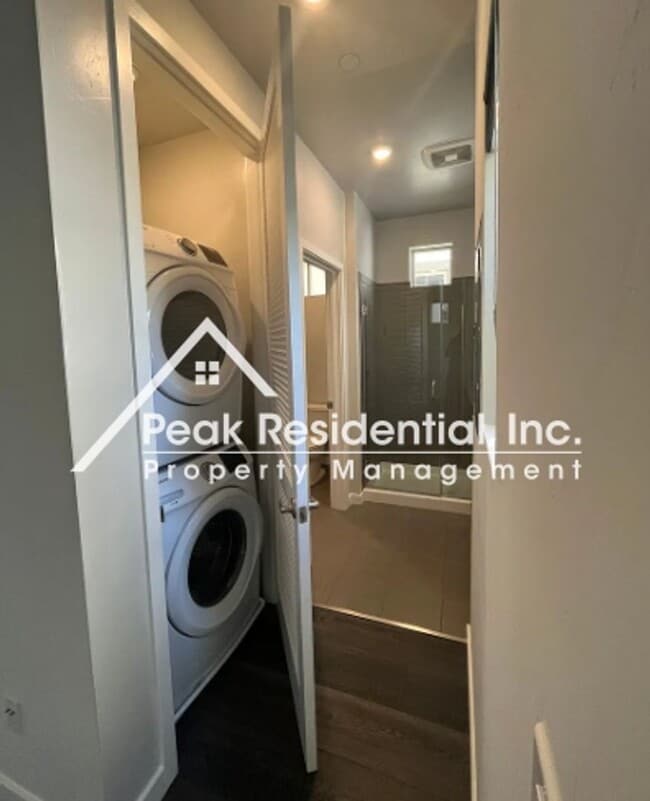 Building Photo - Beautifully Updated 1bd/1ba Land Park Area Condo with 1 Car Garage!