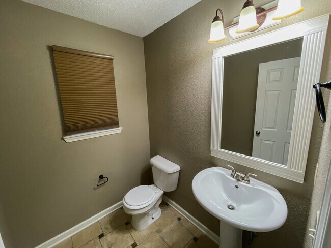 Building Photo - Welcome home to this charming 4-bedroom, 2.5-bath home in Noblesville!