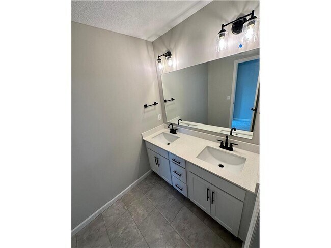 Building Photo - 14949 Athlone Pl