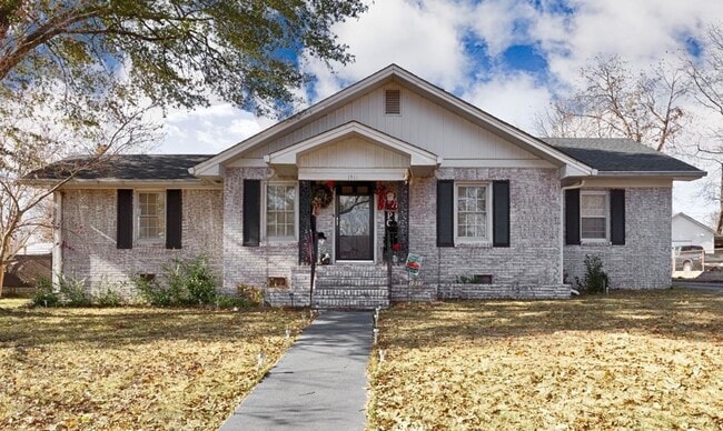 Primary Photo - Charming 3 Bedroom, 2 Bathroom Home in Dec...