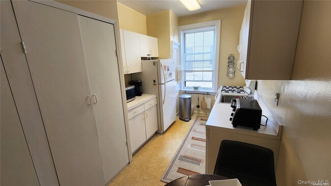 Building Photo - 4 Maple Dr