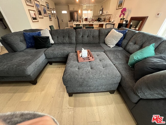 Building Photo - 5019 W Maplewood Ave