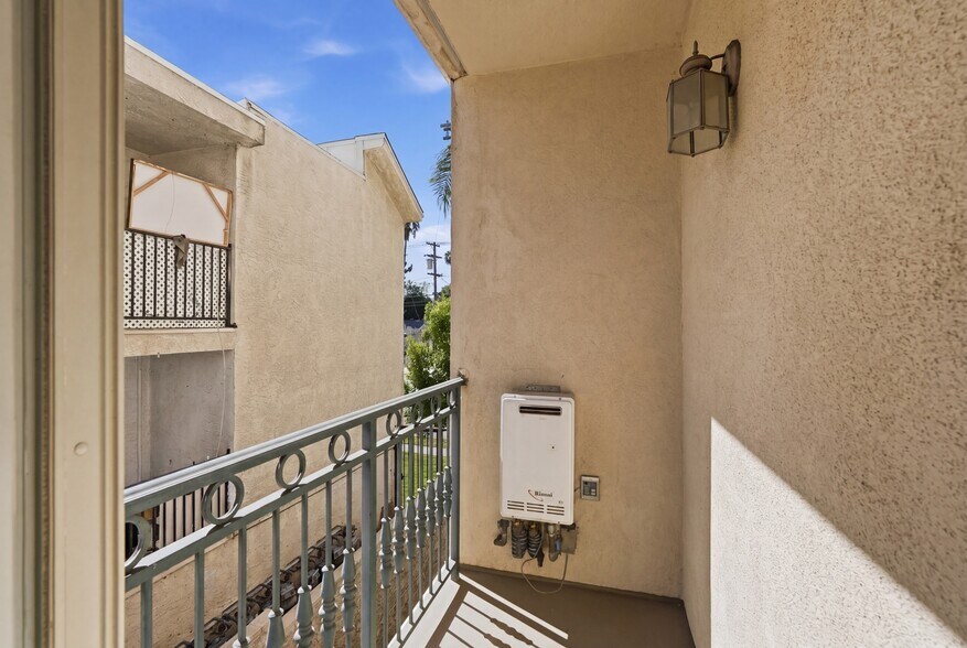 Building Photo - 13941 Sherman Way