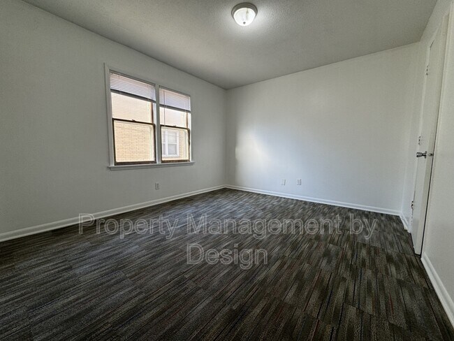 Building Photo - 1039 5th St