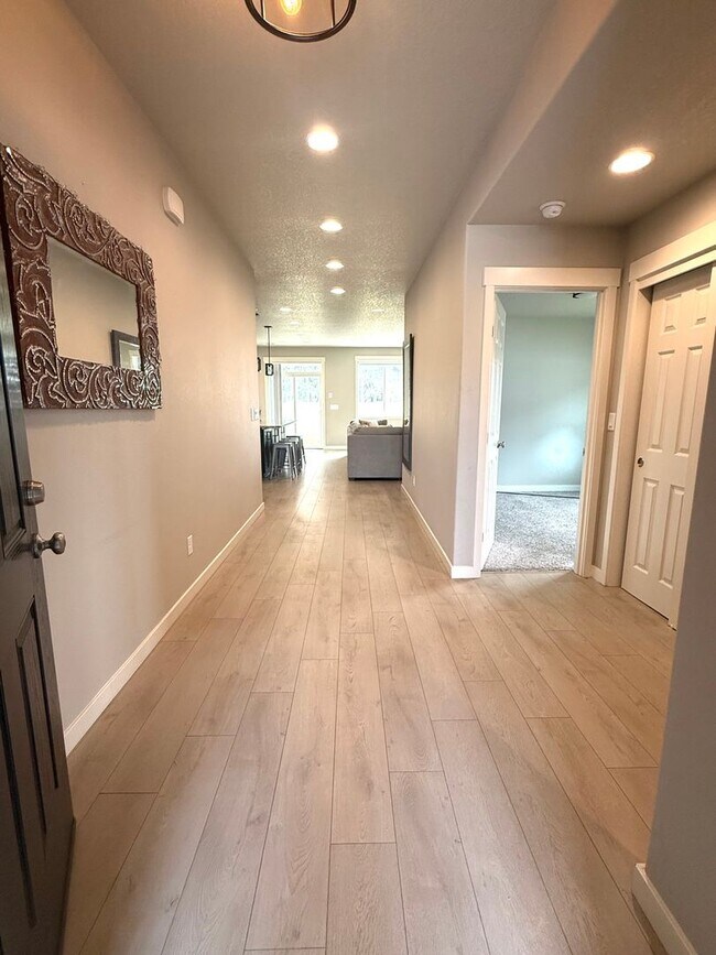 Building Photo - Beautiful Three Bedroom in Pasco Near Chiawana High School
