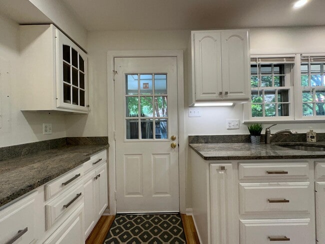 Building Photo - 411 Hampton Ct