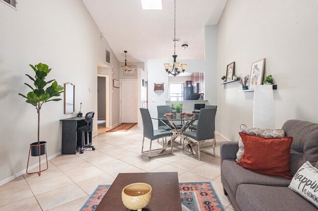 Building Photo - 134 Lakepointe Cir