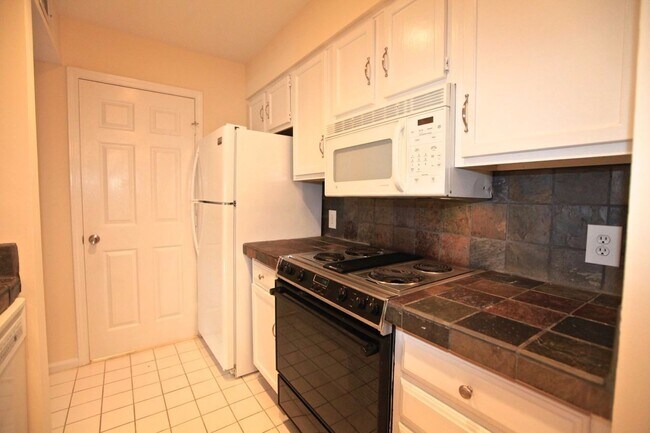 Building Photo - COMING SOON:2 bedroom townhome in Uptown Charlotte!