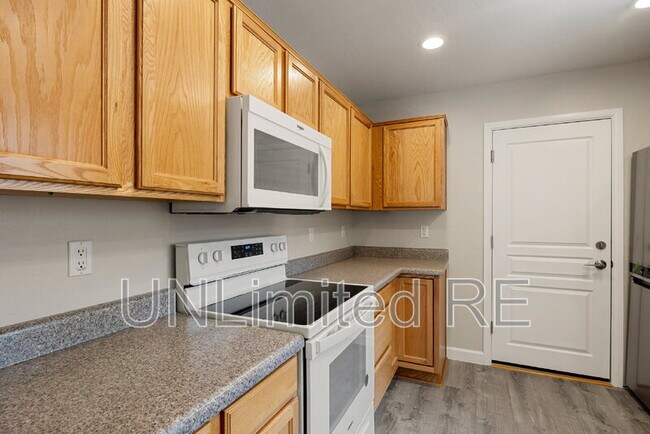 Building Photo - 3267 Iris Ln