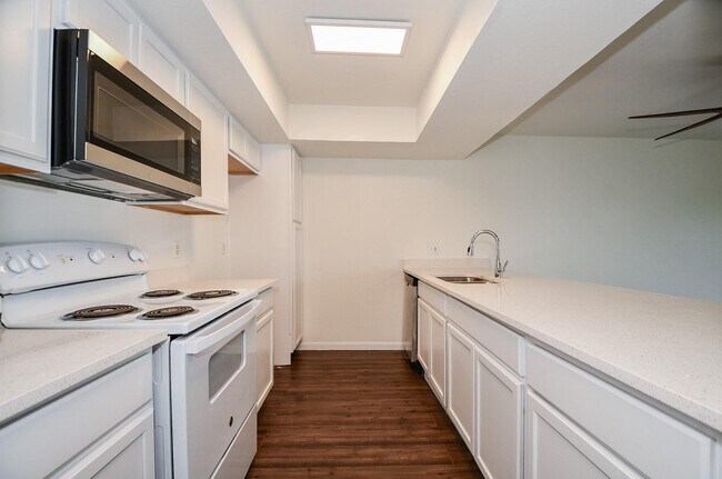 Building Photo - 2824 S Bartell Dr