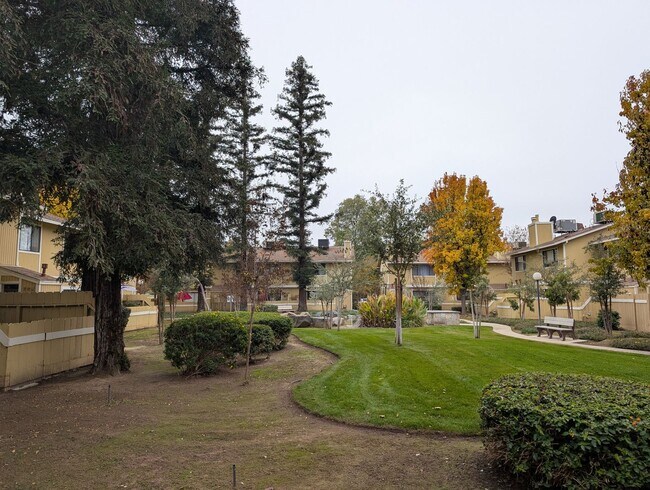 Building Photo - Completely remodeled and updated condo close to Fresno State and shopping. *Ask about the Move-in...