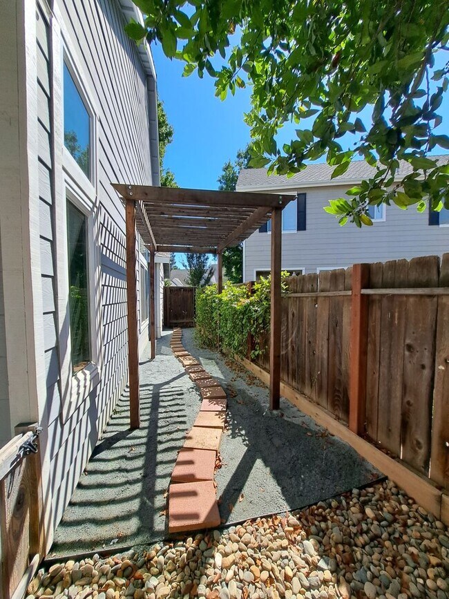 Building Photo - 3-Bedroom 2 Story Home in a Gated Communit...