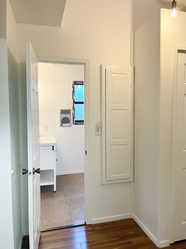 Building Photo - 9417 Aqua Dr
