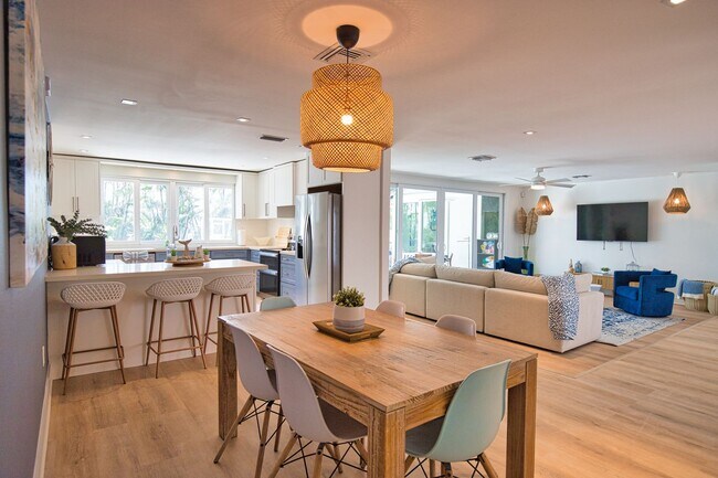 Building Photo - Seasonal Venice Island Pool Home half block from Golden Beach deeded access to the Gulf!