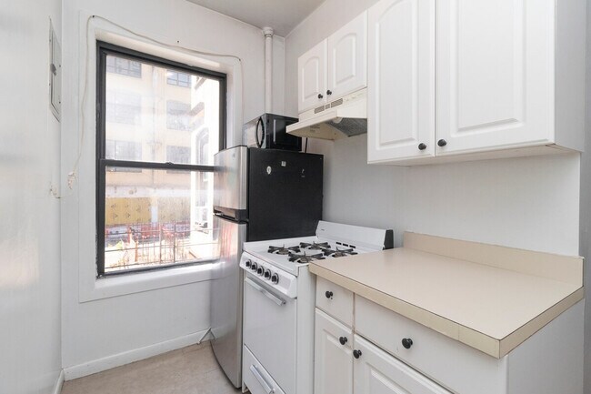 Building Photo - 329 E 94th St