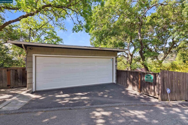 Building Photo - 20 Mira Loma Rd