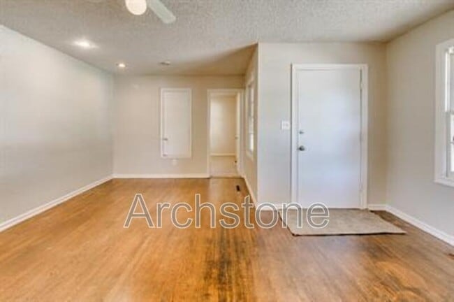 Building Photo - 724 General Senter Dr
