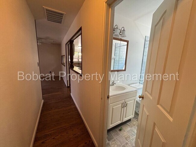 Building Photo - 750 Crain St
