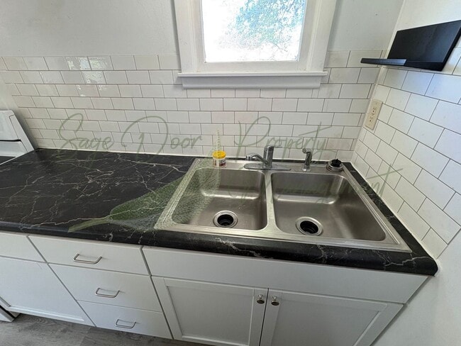 Building Photo - CHARMING STUDIO HOME!!!!