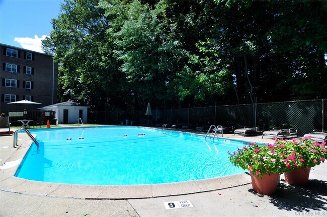 Building Photo - 1 Consulate Dr