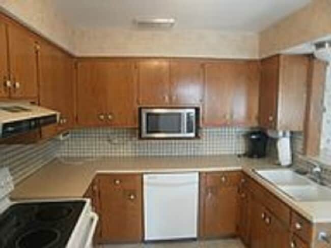 Building Photo - 2021 Veterans Dr