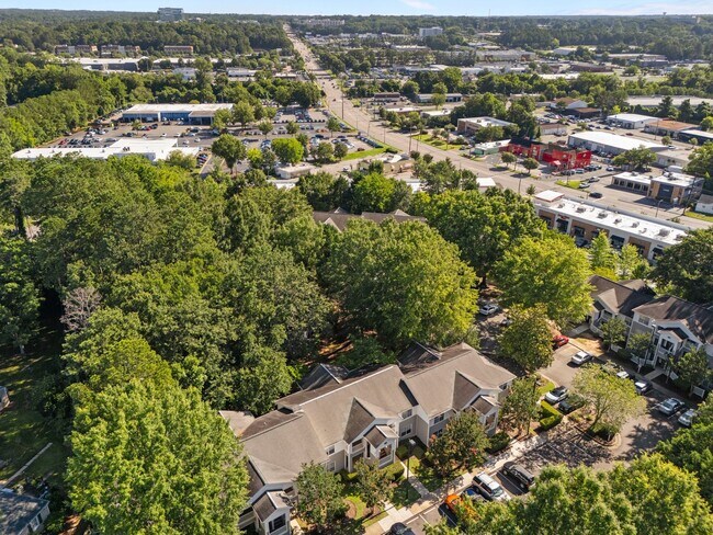 Building Photo - West Oaks, Three Bedroom Two Bath Apartment