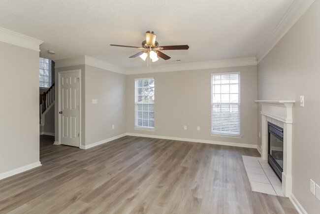 Building Photo - 707 Almora Dr