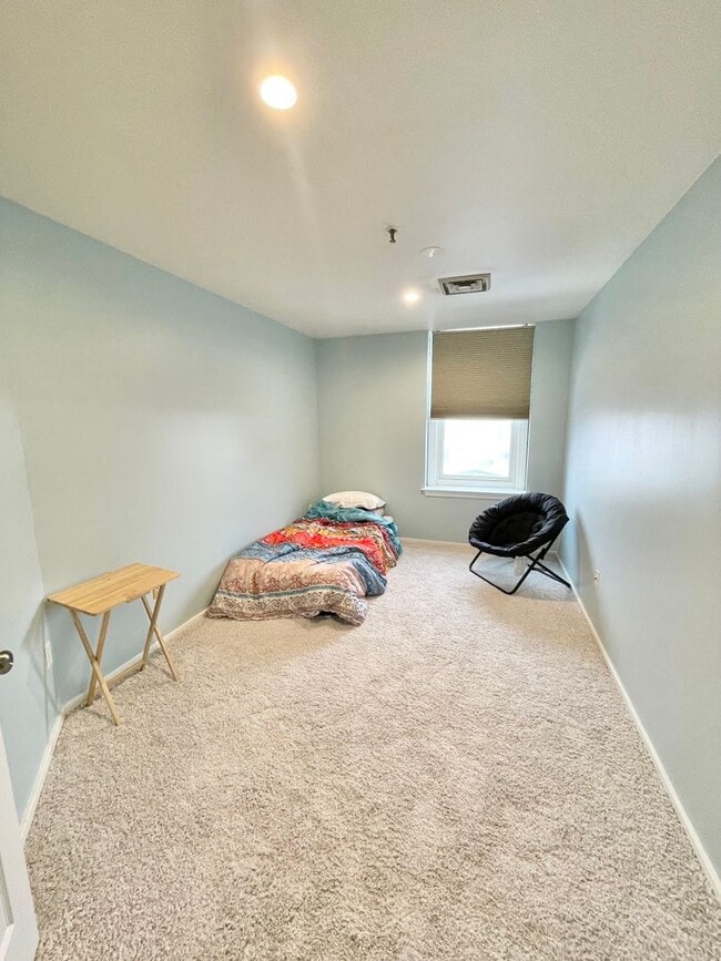 Building Photo - 131 Main St