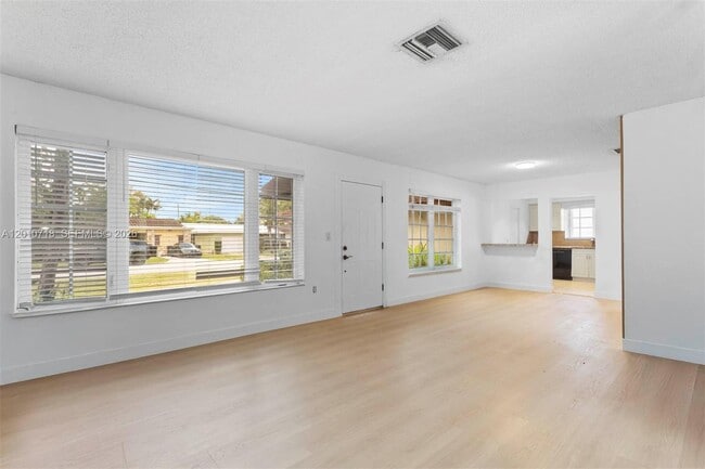 Building Photo - 9125 Carlyle Ave