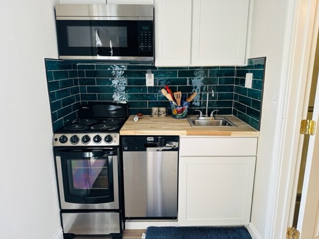 Building Photo - $1,350 Herndon & Academy, Furnished 1 Bed ...