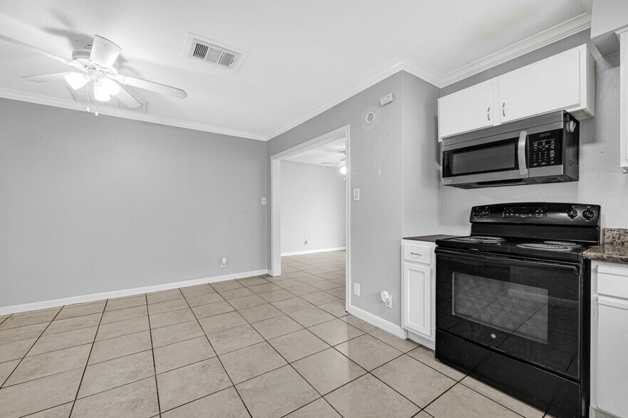 Building Photo - 3806 Kaplan Dr