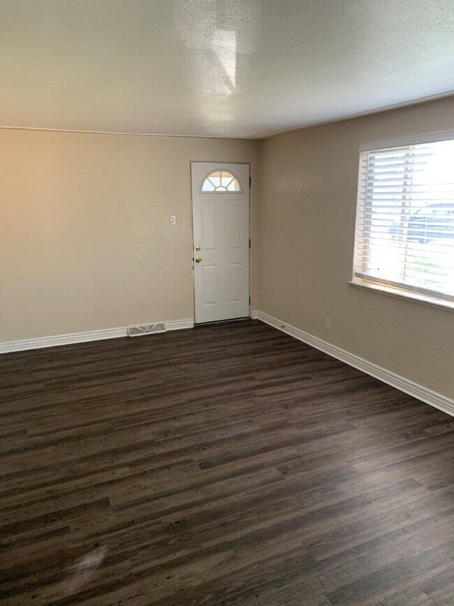 Building Photo - Freshly Updated 1-Bedroom Apartment in Denver – Move-In Ready!