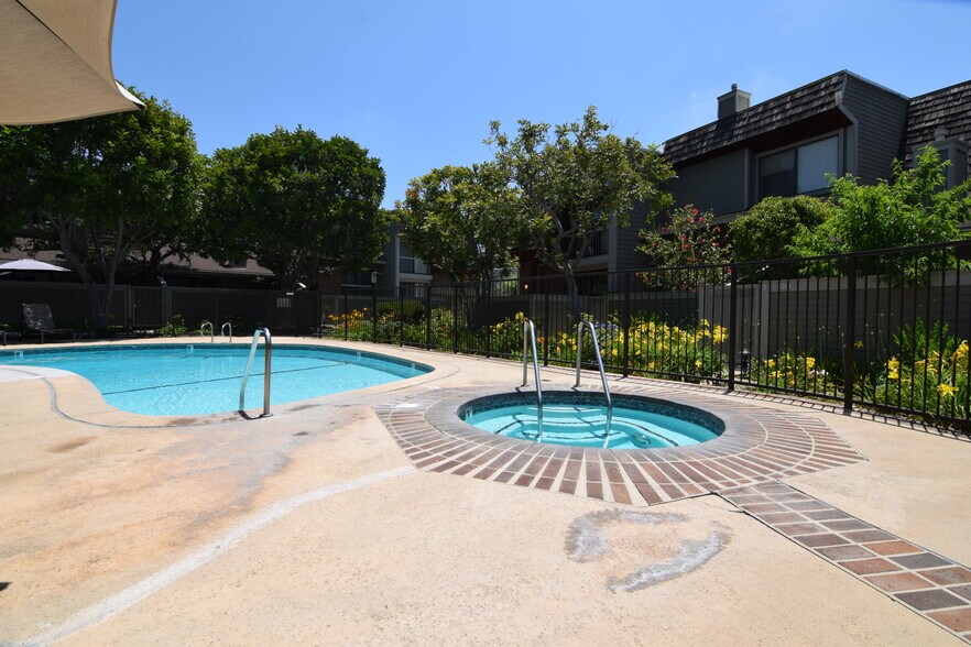 Building Photo - 13340 Maxella Ave