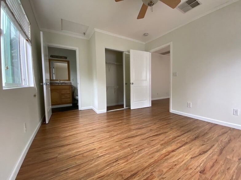 Building Photo - 5540 Franklin Ave