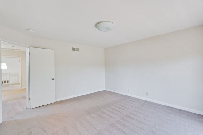 Building Photo - $8500-Mountain View  4 bedroom 3 baths in great neighborhood!