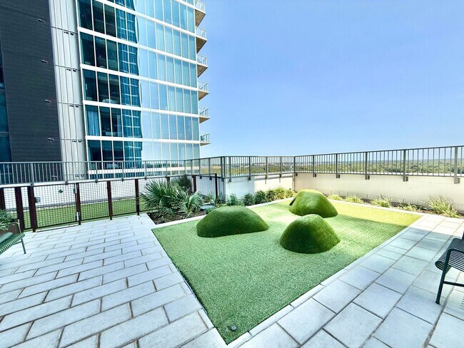 Building Photo - Gorgeous 30th Floor 2BD / 2BA Corner Sky R...