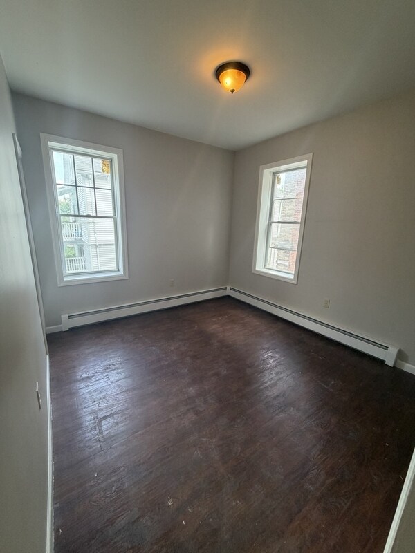 Building Photo - 270 Sigourney St