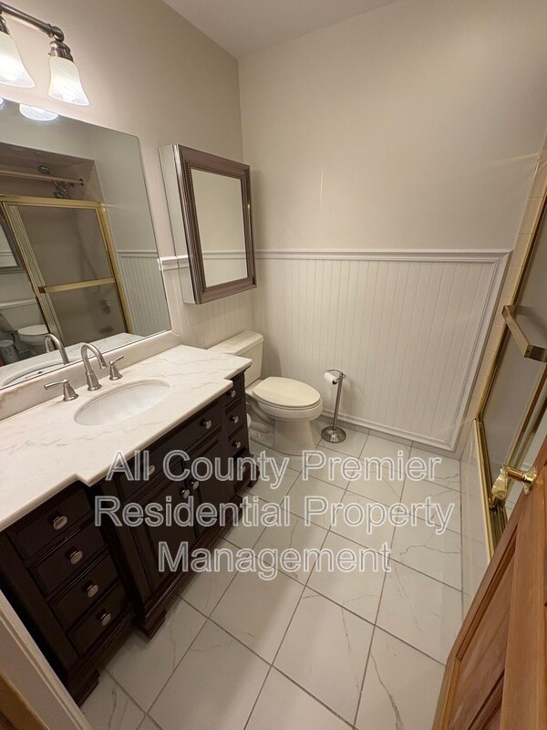 Building Photo - 409 Hidden Village Dr