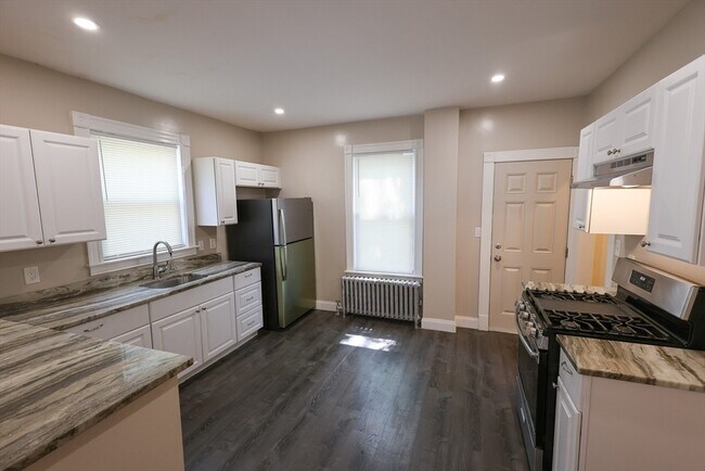 Building Photo - 32 Robinson St