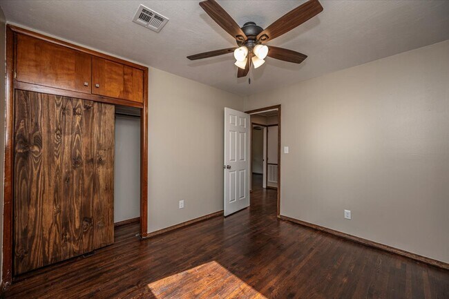 Building Photo - 809 N Ross Ave