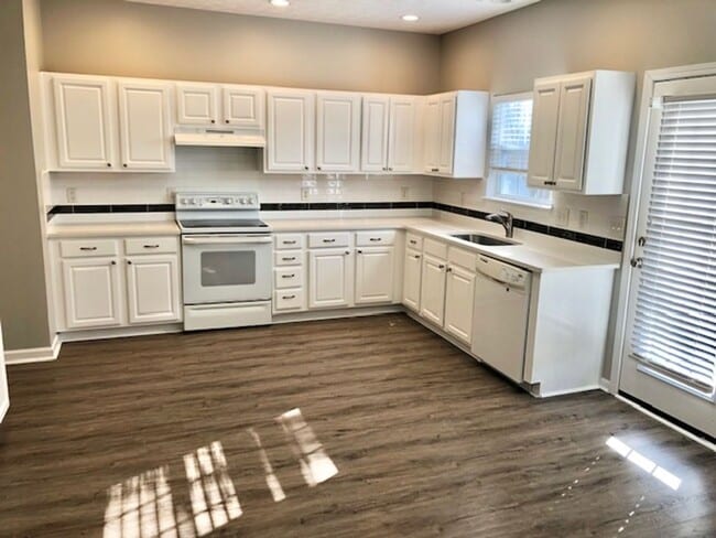 Building Photo - 4 bed, 2.5 Bath Home w/ 2 Car Garage in Franklin Green