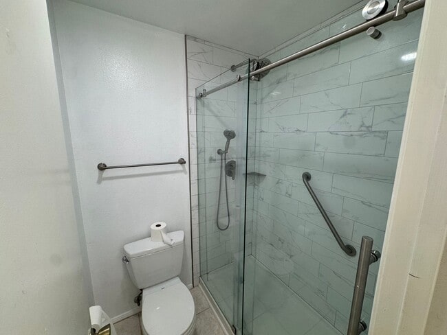 Building Photo - 4 bedroom - 2 Bathroom