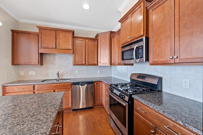 Building Photo - 3 Bedroom - Cary Townhome in Central Location!!! Close to 540 and Research Triangle Park!