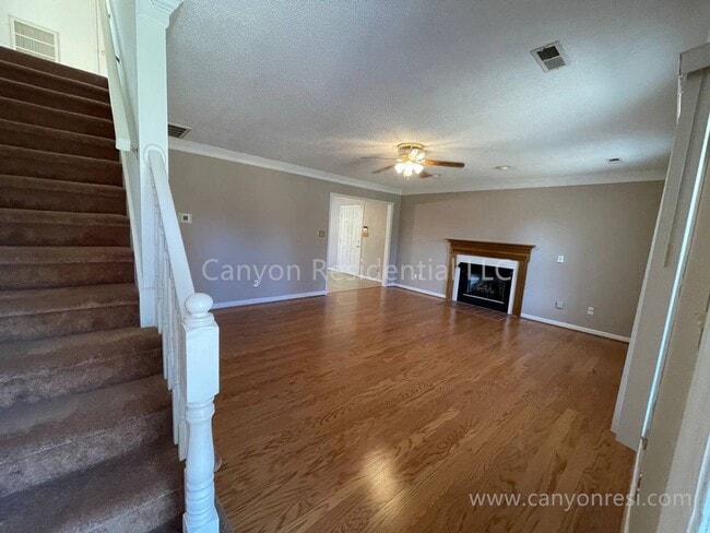 Building Photo - Beautiful 3b2b, ready to move in!