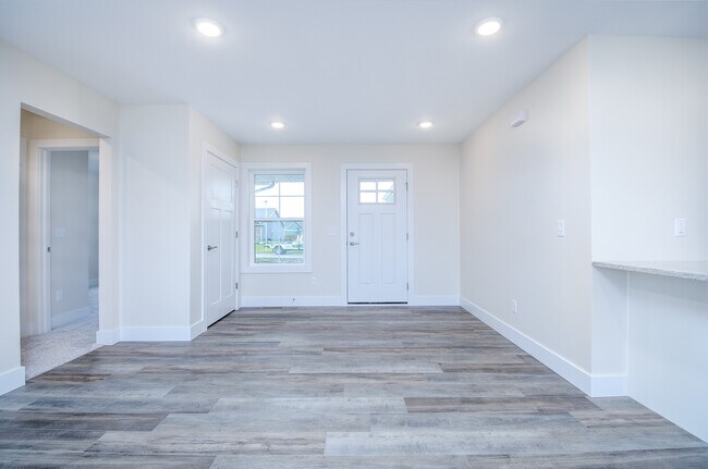 Building Photo - 9250 Brook Hollow Ln