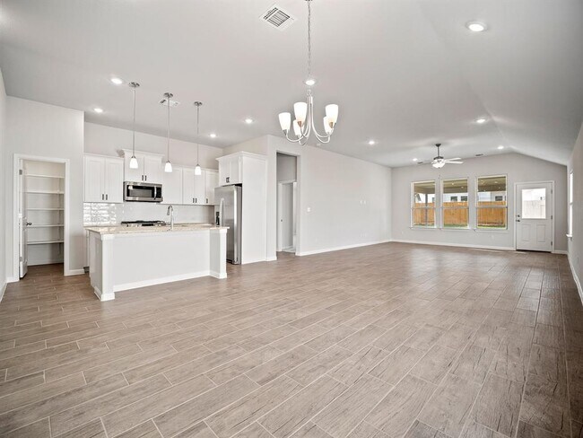 Building Photo - 136 Caterpillar Ln