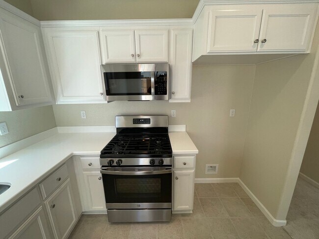 Building Photo - Newer Florsheim Home
