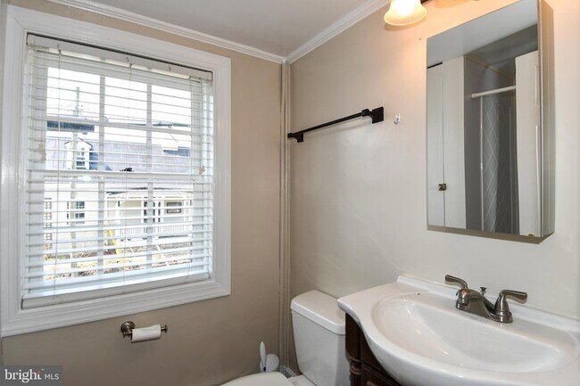 Building Photo - 17 - Apt. #1 Madision Street Unit