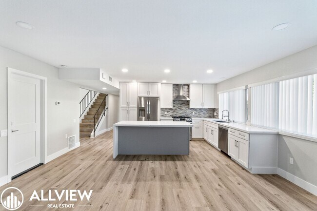 Building Photo - Welcome to this stunning 5-bedroom, 4-bathroom home located in the desirable Huntington Beach nei...