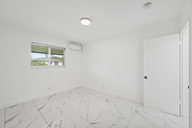 Building Photo - 2308 NW 3rd Ave